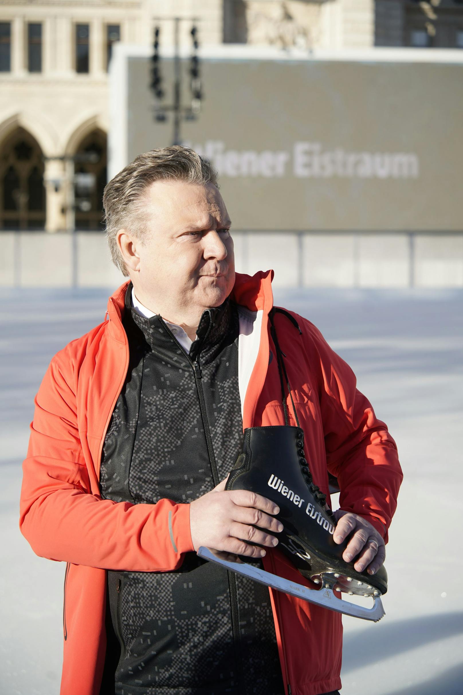Bürgermeister Michael Ludwig (SPÖ) mit einem der 2.000 Paar Schlittschuh zum Leihen