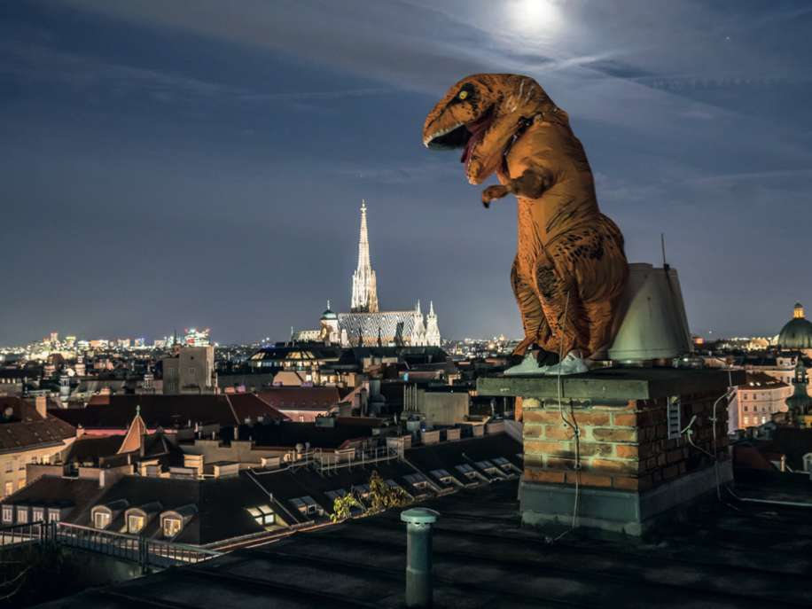 T-Rex erkundet gern auch verlassene Stadien und U-Bahn-Tunnel, manchmal kann man ihn auch an menschenleeren Plätzen entdecken. Wo viel los ist, fühlt er sich nicht so wohl