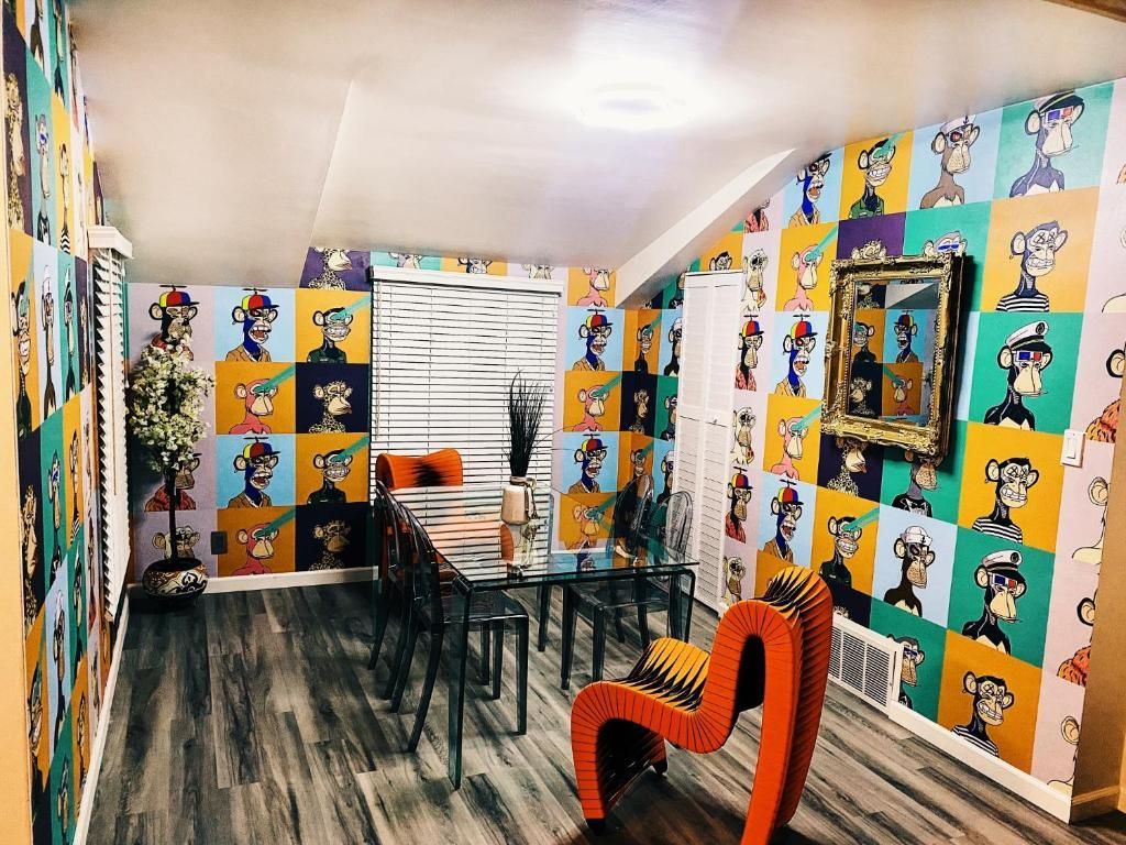 Bored Ape Yacht Club gehören zu den bekanntesten NFTs – viele Promis besitzen ihre digitalen Cartoon-Affen. Im Esszimmer zieren diese die Wände. 