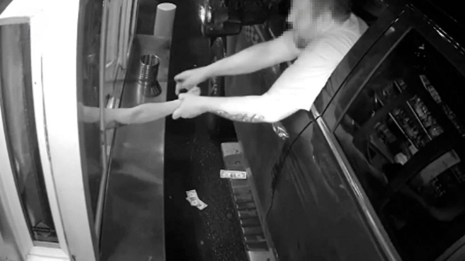 Die Frau reagierte schnell und zog ihre Hand zurück.