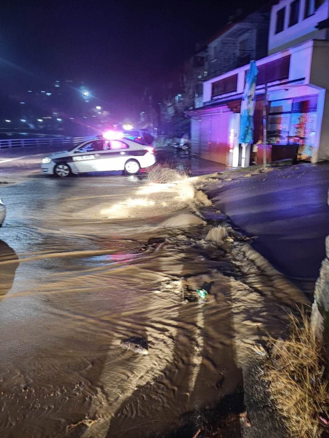 Aus Kanaldecken schossen Wassermassen auf die Straße.