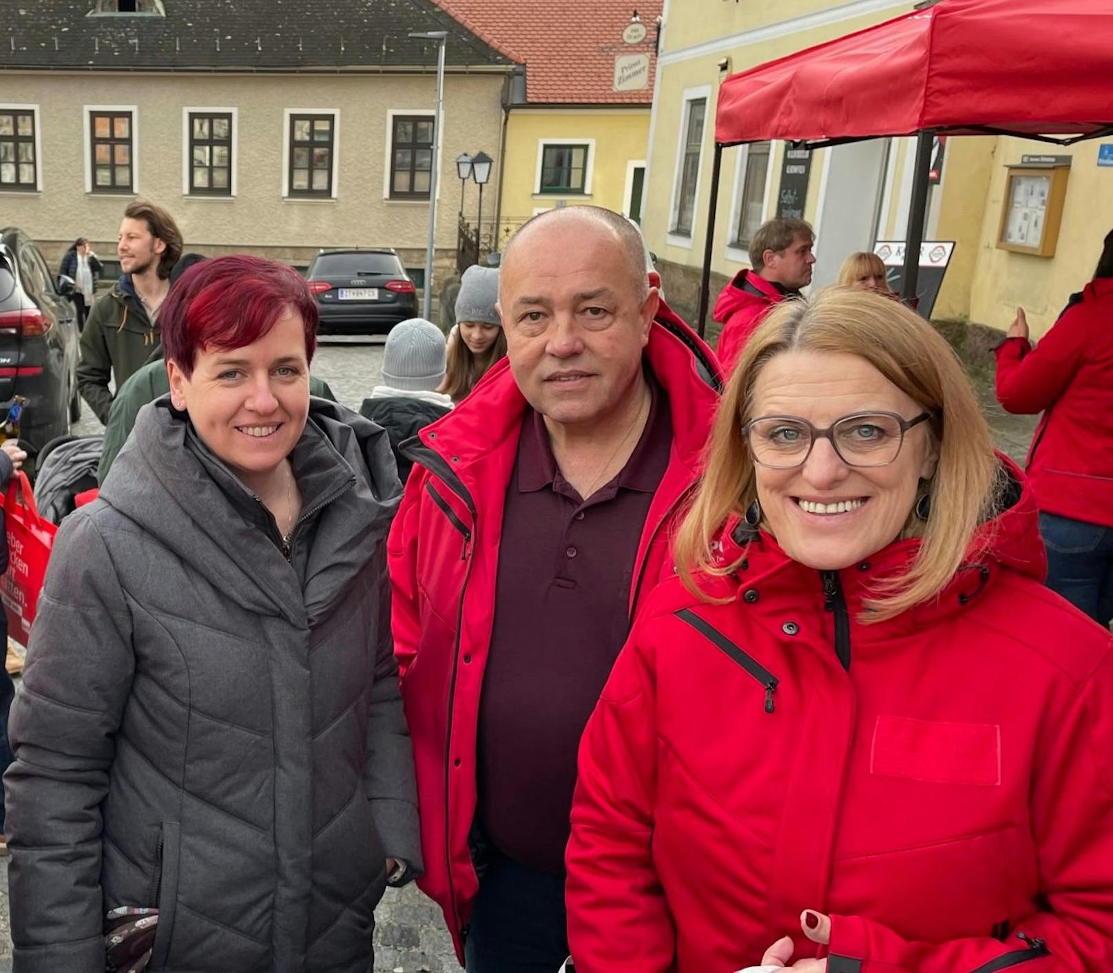 Trotz ÖVP-Schikane ließ sich die SPÖ bei ihrer Veranstaltung am Hauptplatz Schwarzenau im Waldviertel die Stimmung nicht verderben. Gemeindeparteivorsitzende Doris Widhalm, Bezirksvorsitzender Herbert Kraus und Landesrätin Ulrike Königsberger-Ludwig.