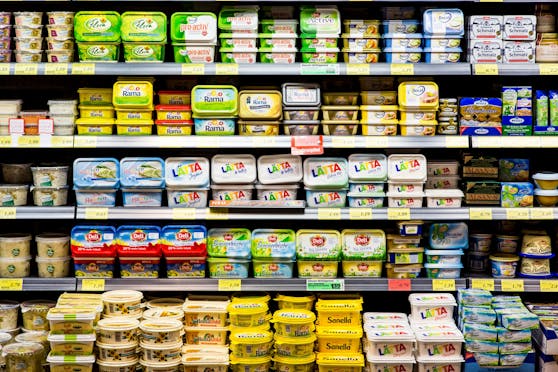 Butter in Kühlregalen (hier ein Archivfoto). In einzelnen Supermärkten in Wien wird sie mit Barcodees gegen Diebstahl gesichert.