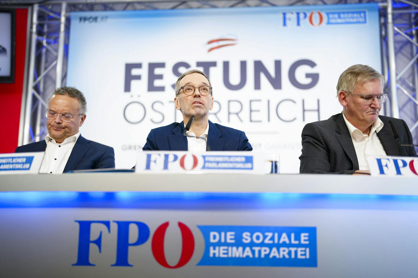 FPÖ-Nationalrat Gerald Hauser, FPÖ-Obmann Herbert Kickl und Urologe Hannes Strasser bei der Buchpräsentation.