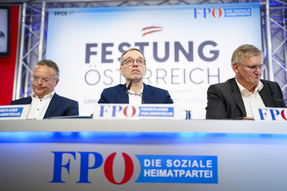 FPÖ-Nationalrat Gerald Hauser, FPÖ-Obmann Herbert Kickl und Urologe Hannes Strasser bei der Buchpräsentation.