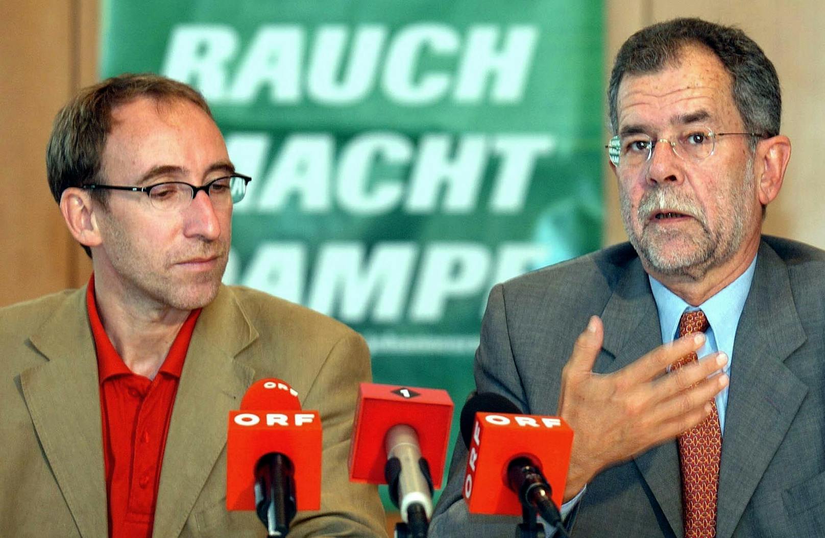 Archivbild: Der Spitzenkandidat der Vorarlberger Grünen für die kommende Landtagswahl Johannes Rauch und Bundessprecher Alexander Van der Bellen während einer Pressekonferenz am 8. September 2004 in Feldkirch. 