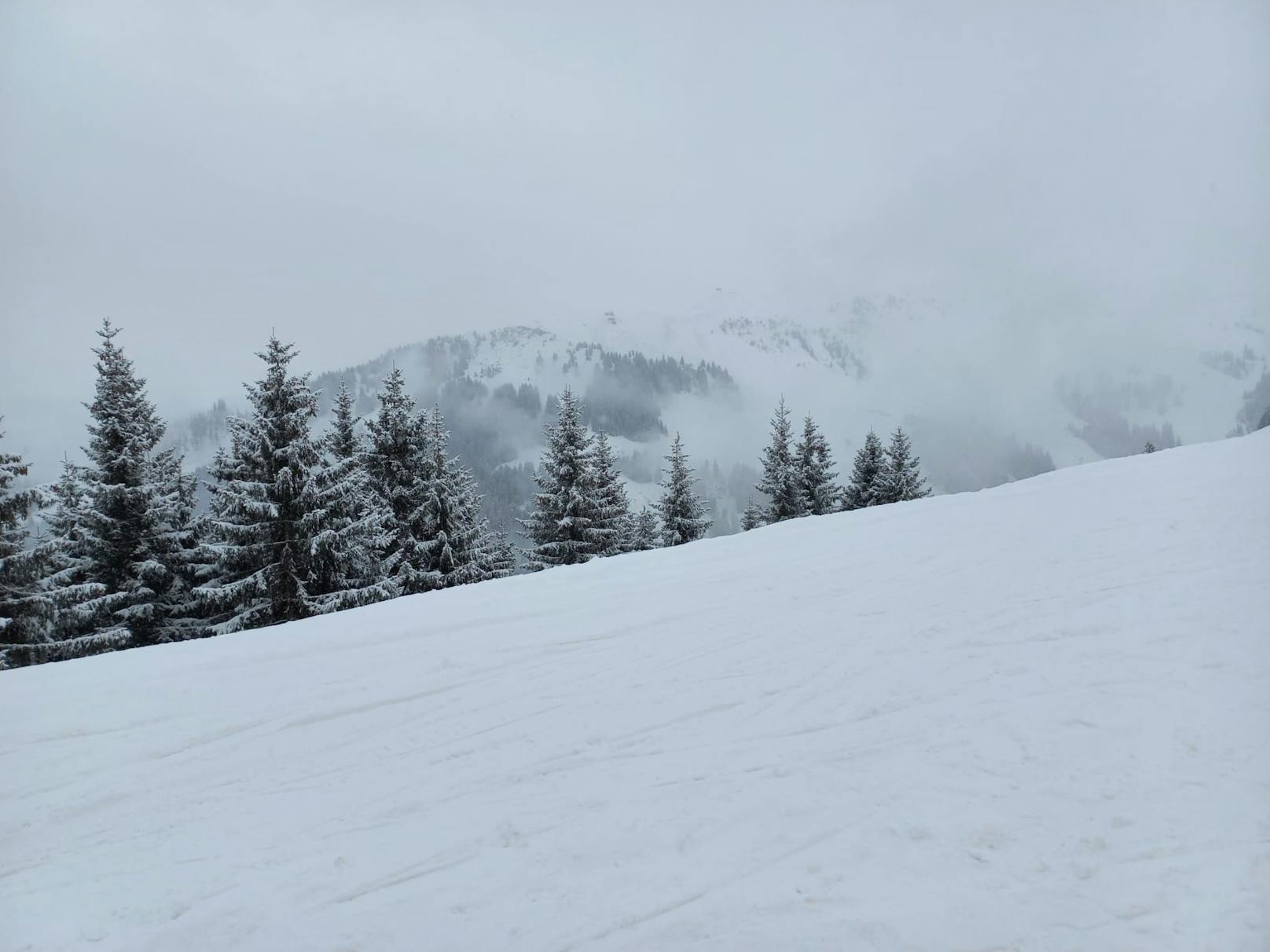 Endlich Winter-Feeling in Kitzbühel! Zwei Tage vor den Hahnenkammrennen zuckert eine Neuschnee-Schicht die bis dahin grüne Gamsstadt an.