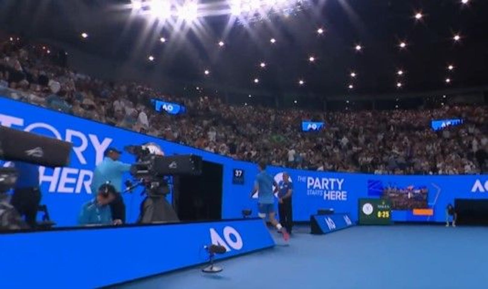 Novak Djokovic verschwindet in den Katakomben der Arena.