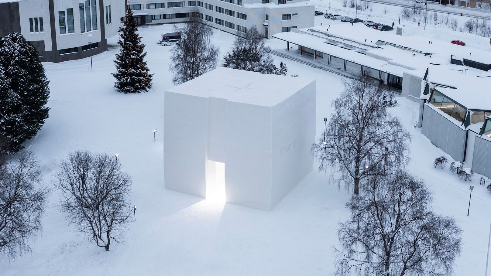 Ein Autohaus aus Schnee und Eis - wäre auch für "Game of Thrones" passend.