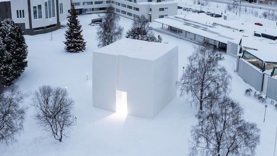 Ein Autohaus aus Schnee und Eis - wäre auch für "Game of Thrones" passend.