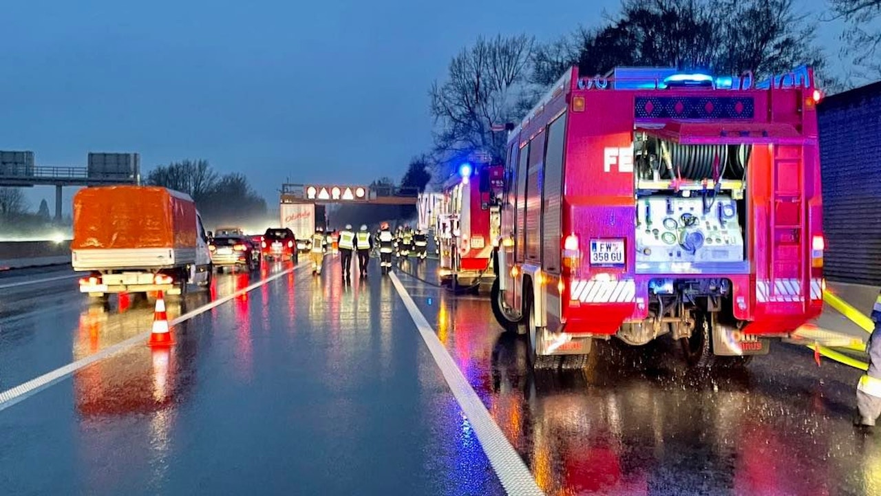 Heute.at - Großeinsatz! Auto geht auf A2 plötzlich in Flammen auf