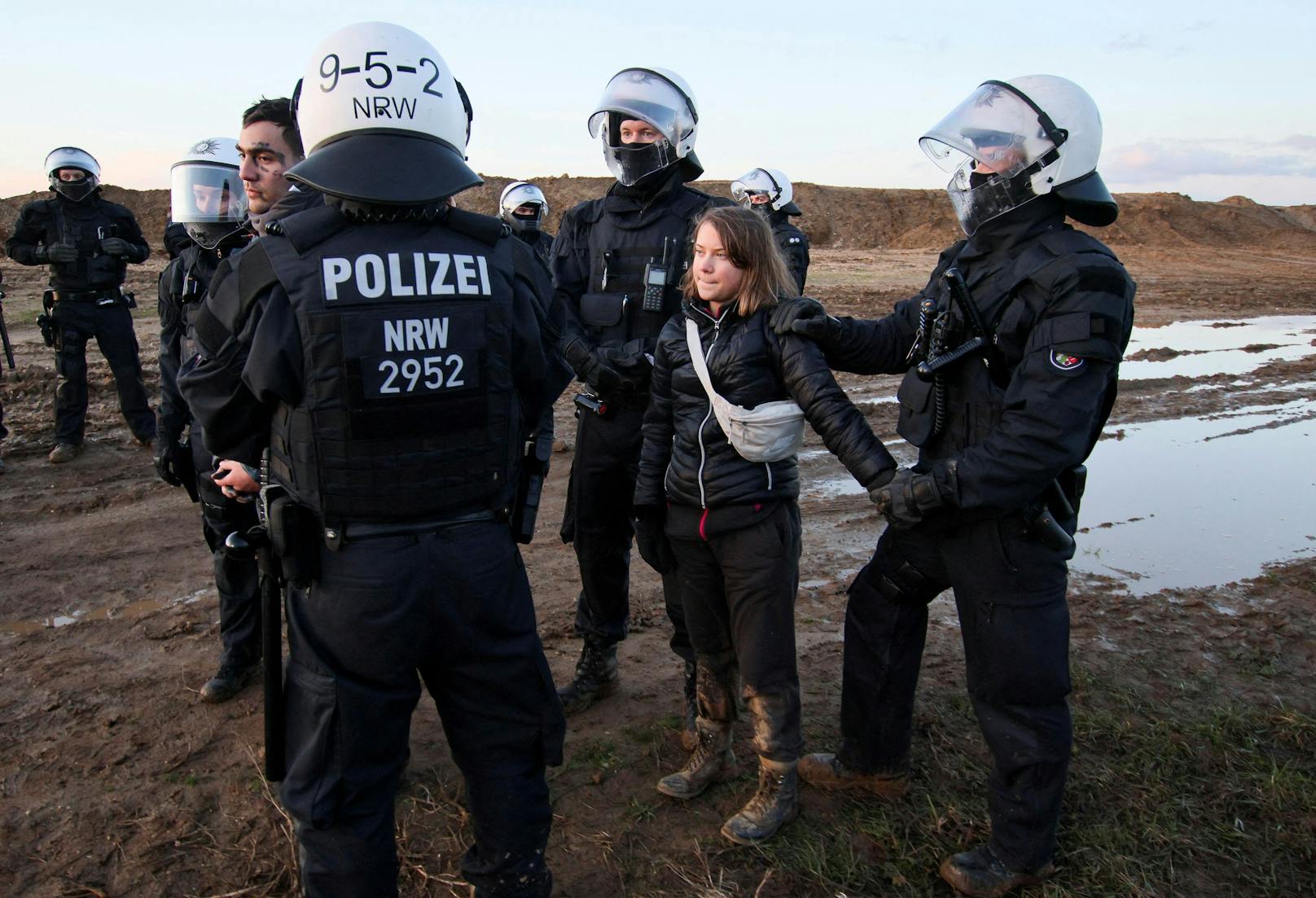 "Fake-Festnahme?" Klimaaktivistin Greta Thunberg posiert mit Polizei.