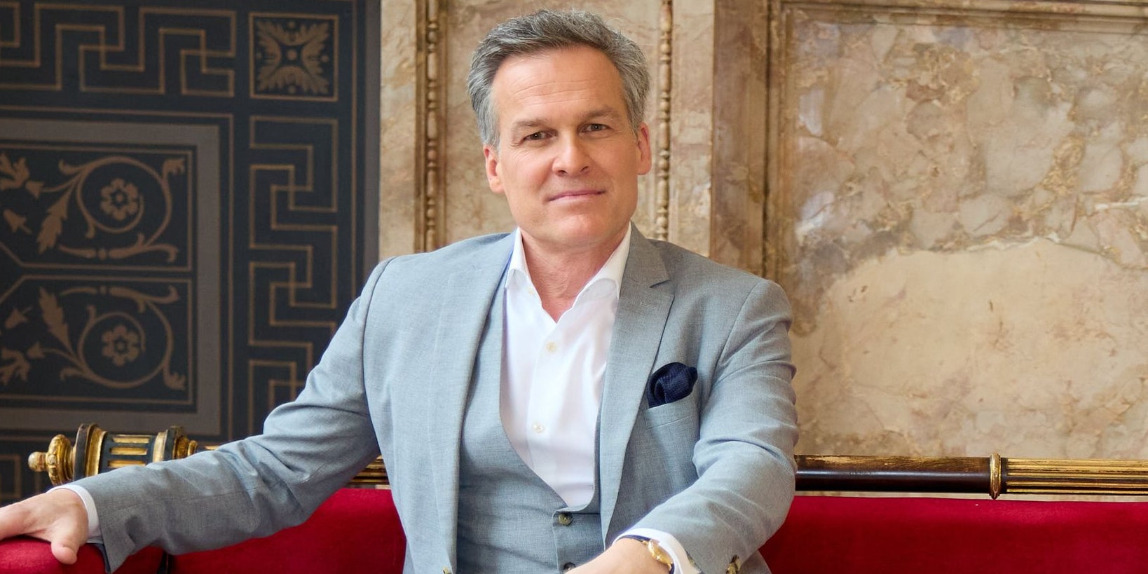 Nadja Bernhard moderiert den Opernball 2023 für den ORF.