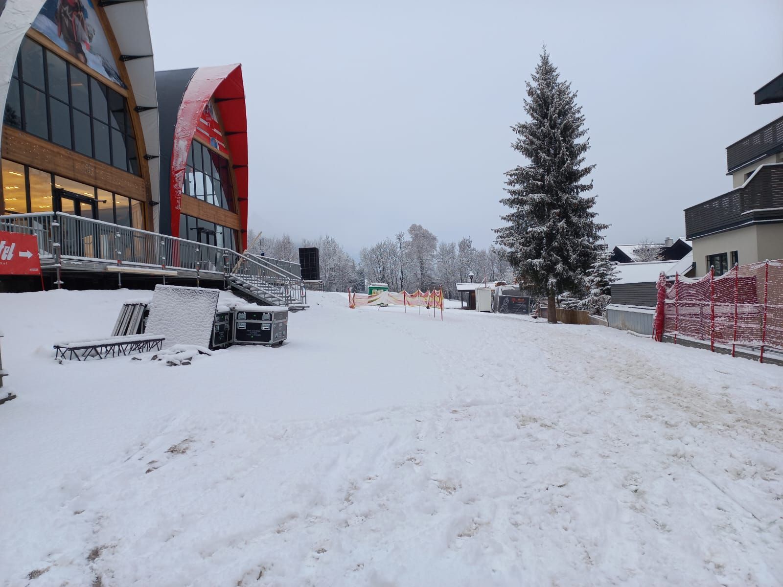 Endlich Winter-Feeling in der Gamsstadt! Zwei Tage vor den Hahnenkammrennen zuckert eine Neuschnee-Schicht die bis dahin grüne Gamsstadt an.
