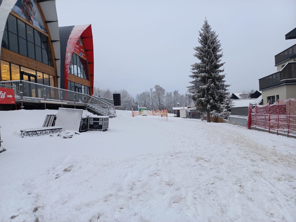 Endlich Winter-Feeling in der Gamsstadt! Zwei Tage vor den Hahnenkammrennen zuckert eine Neuschnee-Schicht die bis dahin grüne Gamsstadt an.