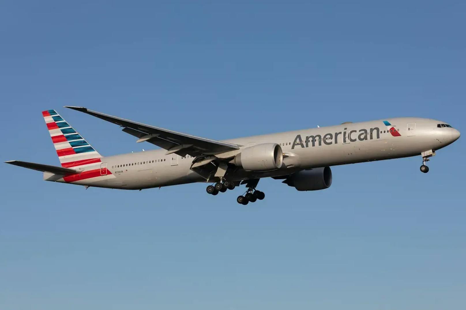 Bild: eine American Airlines Boeing 777 bei der Landung.