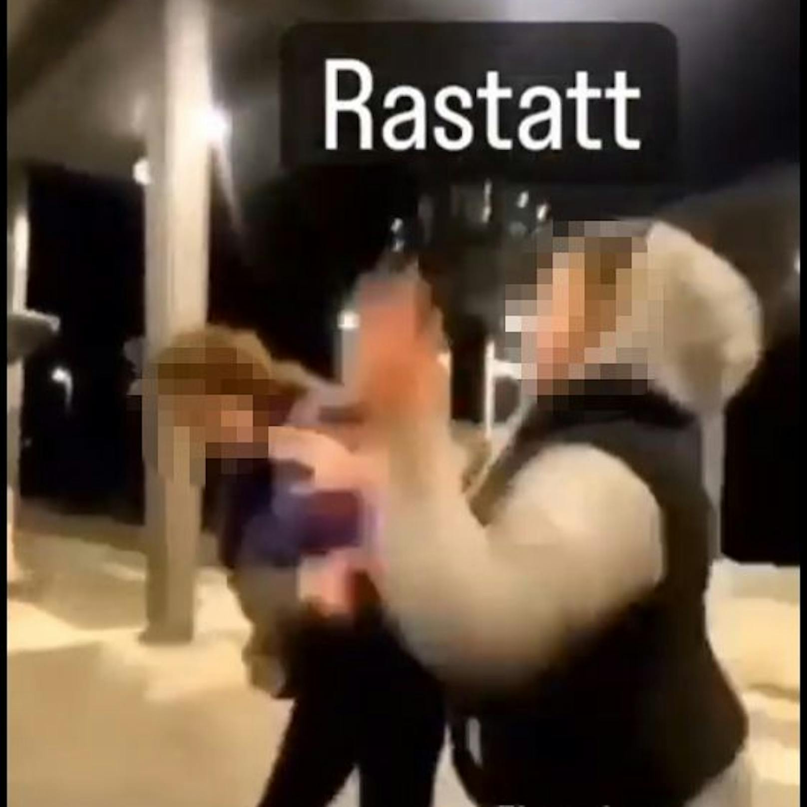 Zeugen filmten die Prügelattacke auf eine 14-Jährige am Bahnhof Rastatt in Baden-Württemberg. Die mutmaßlichen Schlägerinnen (13) sind amtsbekannt.