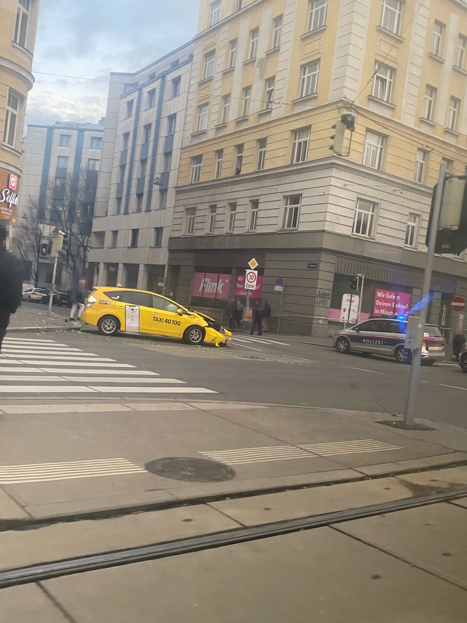Der Flüchtende krachte in ein Taxi und in eine Fußgängerin.