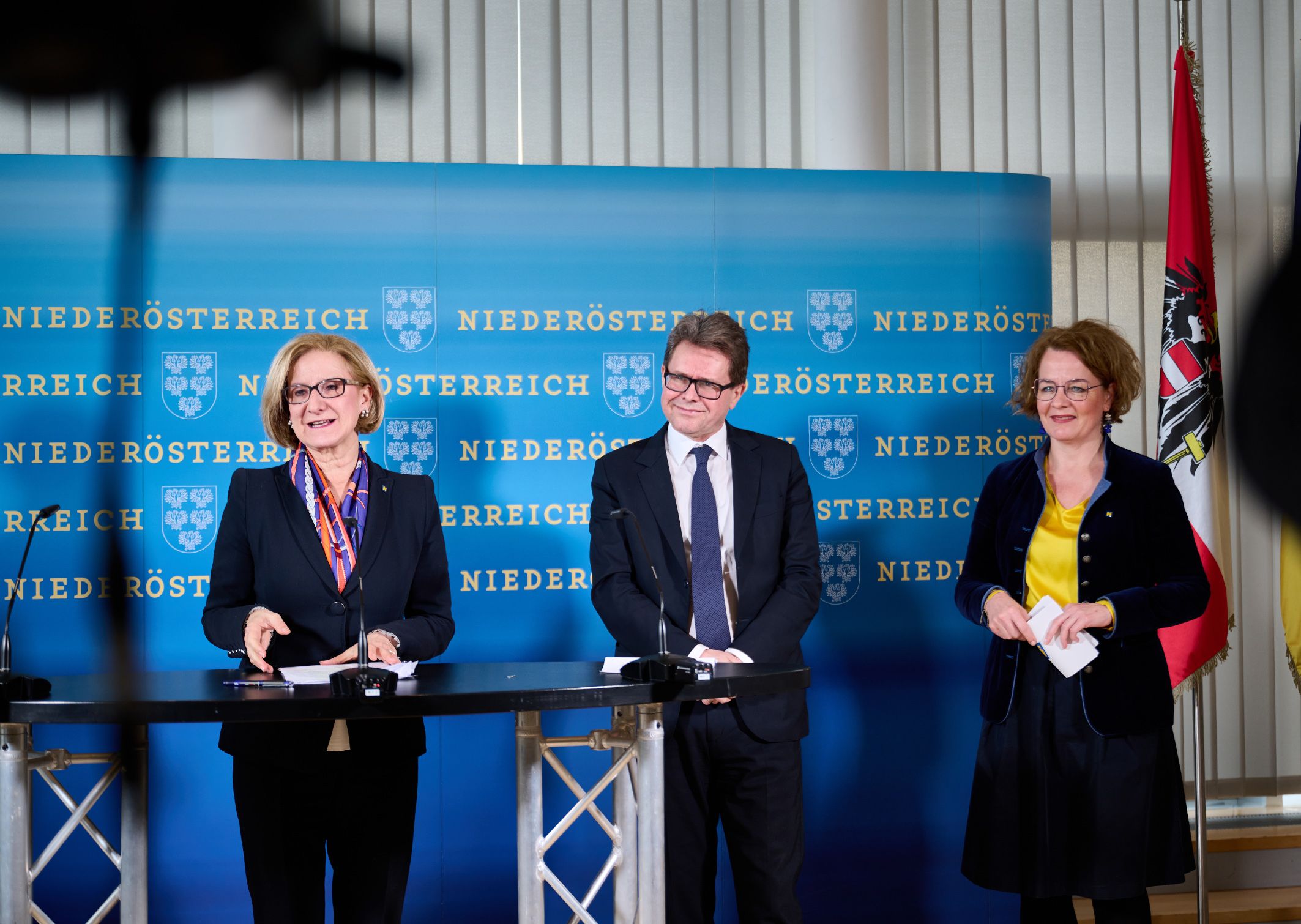 Landeshauptfrau Johanna Mikl-Leitner, Minister Martin Polaschek und Landesrätin Christiane Teschl-Hofmeister präsentieren den neuen Campus in Hainburg an der Donau: Ausbildungs-Hotspot im Bereich der Biotechnologie