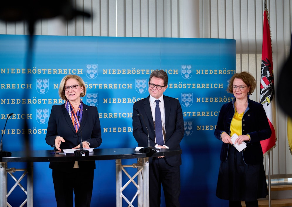 Landeshauptfrau Johanna Mikl-Leitner, Minister Martin Polaschek und Landesrätin Christiane Teschl-Hofmeister präsentieren den neuen Campus in Hainburg an der Donau: Ausbildungs-Hotspot im Bereich der Biotechnologie