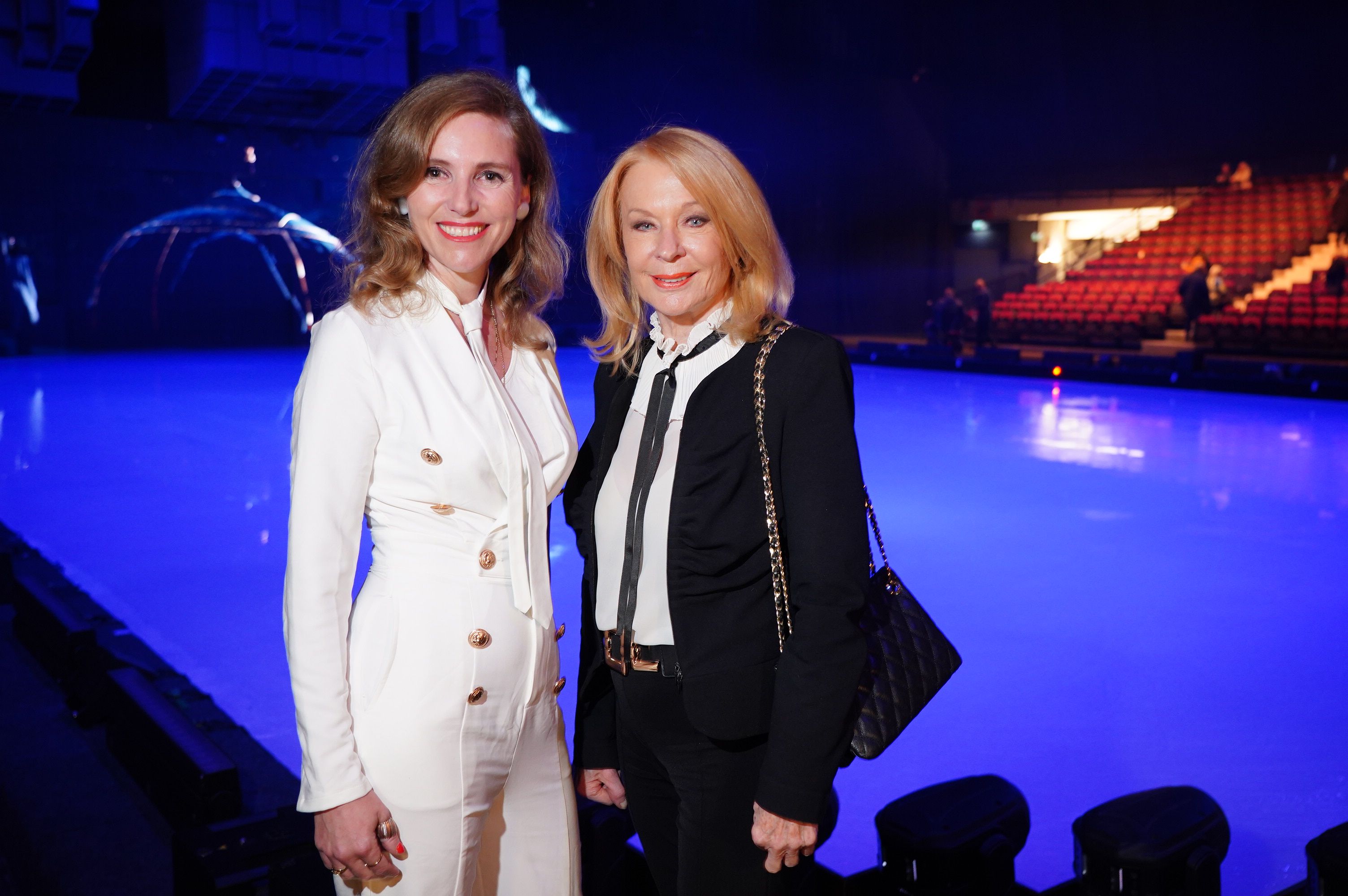 Gerda Rogers und Carola Lindenbauer von der Stadthalle (links)
