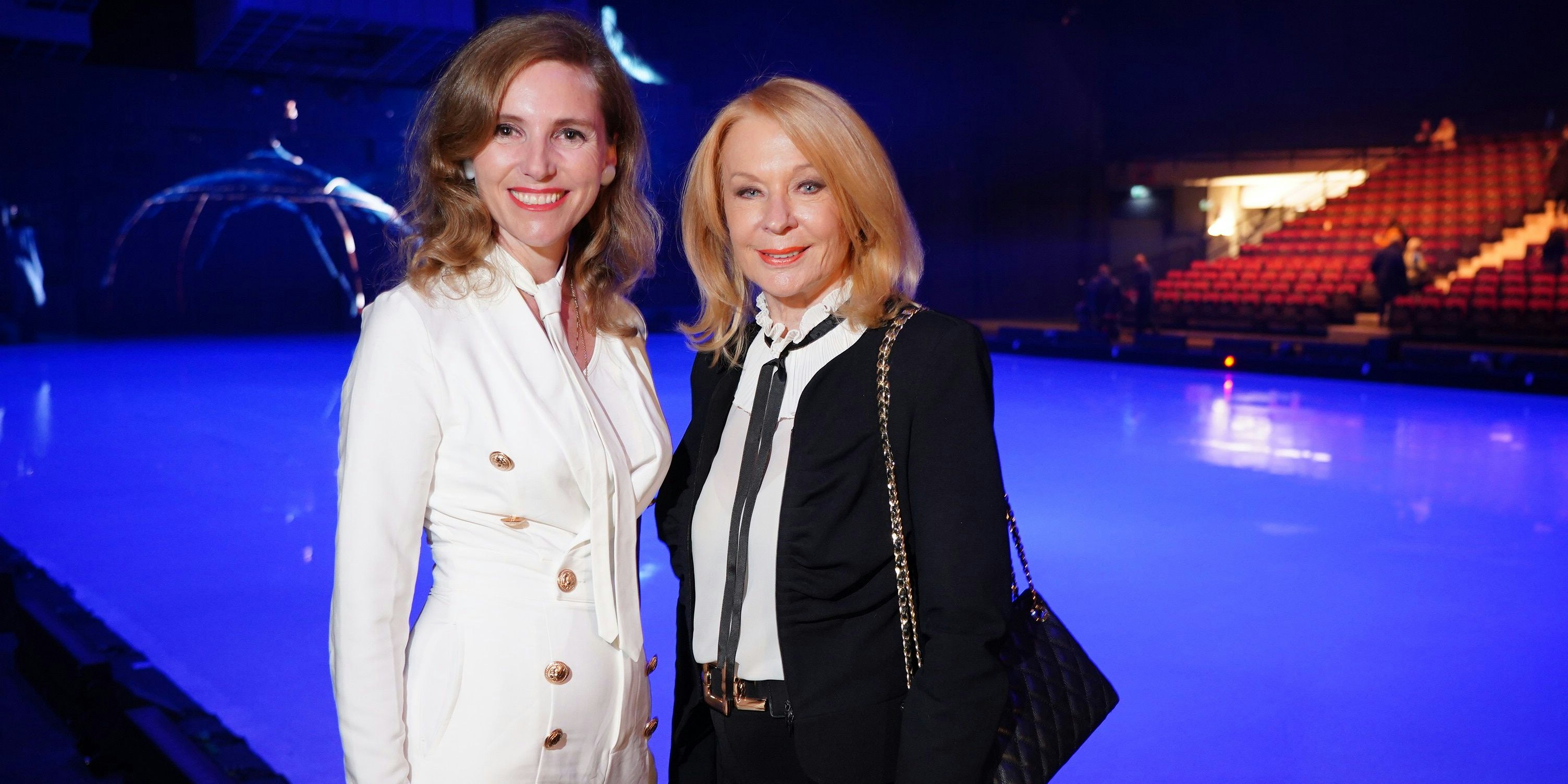 Gerda Rogers und Carola Lindenbauer von der Stadthalle (links)