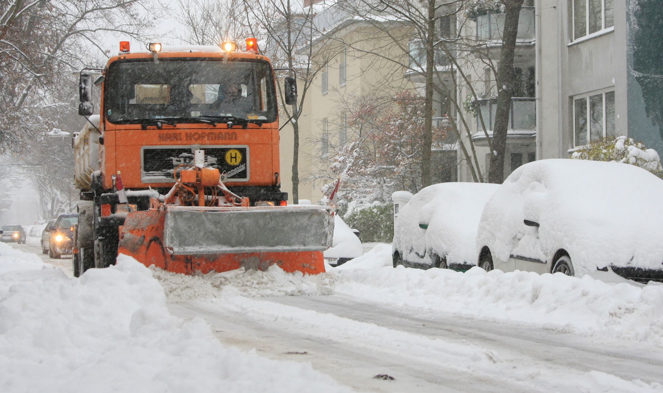 Ein Schneepflug in den weißen Straßen von Wien. Dieses Archivbild stammt aus dem Jahr 2007. Am Samstag könnte es laut einem Wettermodell ein Revival geben.