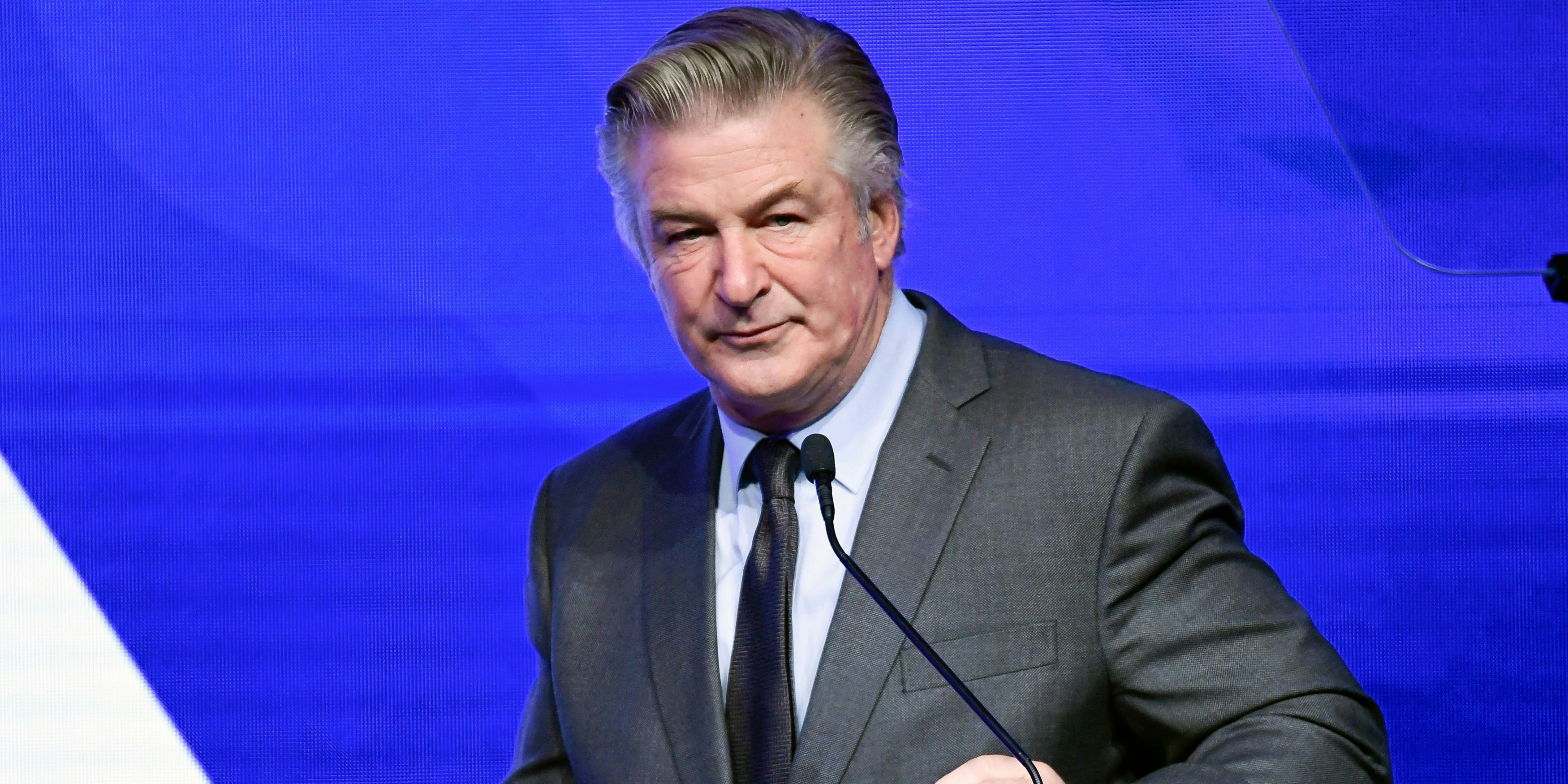 Alec Baldwin wird wegen fahrlässiger Tötung angeklagt. 