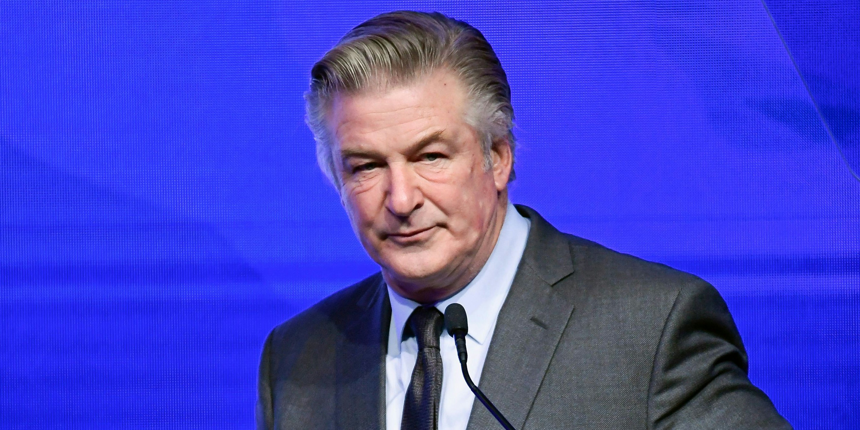 Alec Baldwin wird wegen fahrlässiger Tötung angeklagt. 