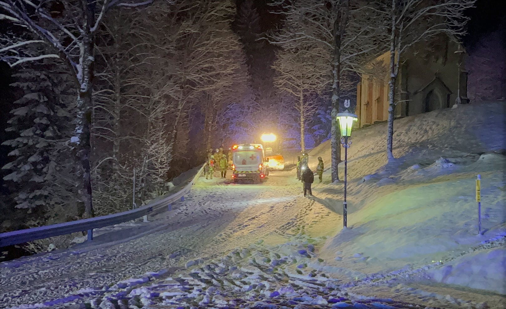 Im Einsatz standen zwei Rettungsfahrzeuge mit einem Notarzt, zwei Polizeistreifen und 28 Einsatzkräfte der Freiwilligen Feuerwehr Aurach.