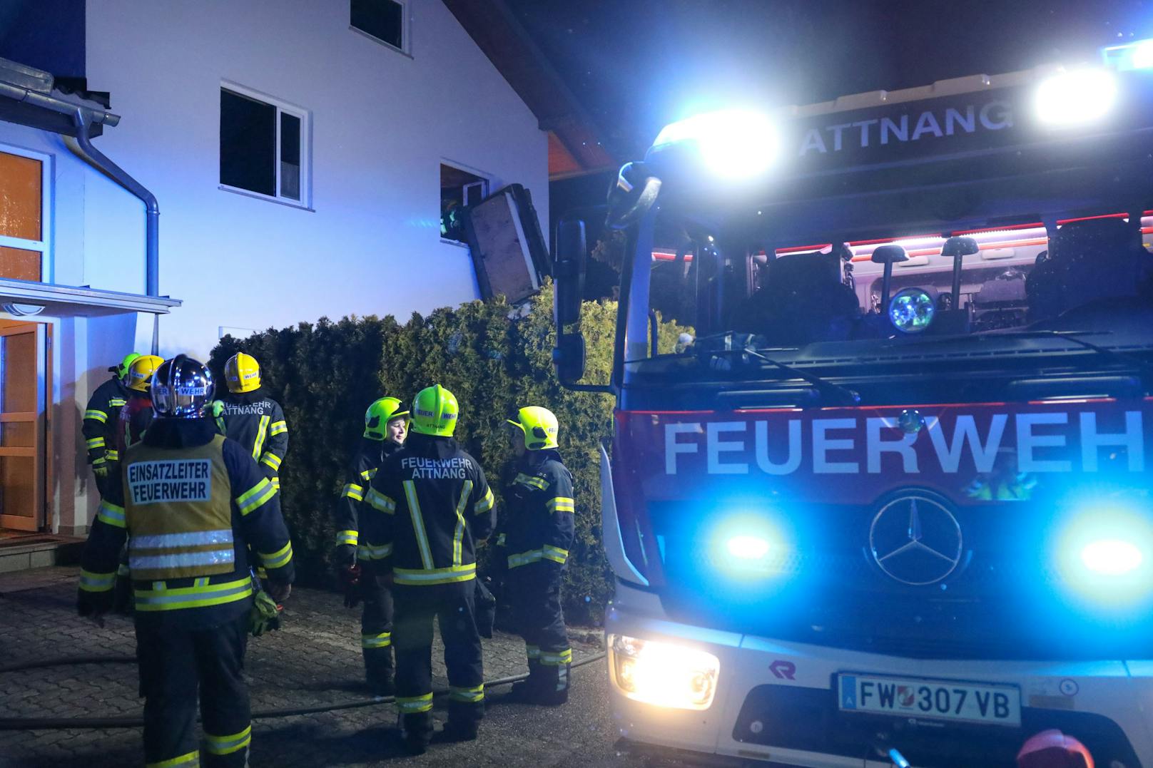 Zwei Feuerwehren waren in der Nacht auf Donnerstag bei einem Zimmerbrand in einem Einfamilienhaus in Attnang-Puchheim (Bezirk Vöcklabruck) im Einsatz.