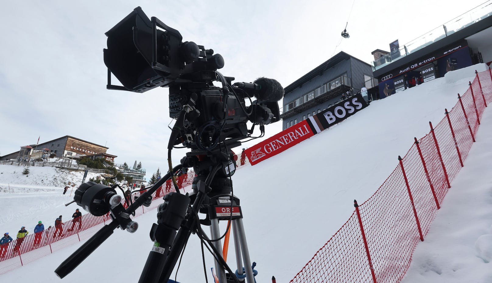 Während des Kitzbühel-Wochenendes übertragen 45 TV-Stationen aus der ganzen Welt die Rennen. 30 Radiosender sind vor Ort. 262 Millionen Menschen verfolgen die insgesamt 55 Stunden Berichterstattung.
