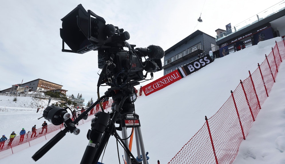 Während des Kitzbühel-Wochenendes übertragen 45 TV-Stationen aus der ganzen Welt die Rennen. 30 Radiosender sind vor Ort. 262 Millionen Menschen verfolgen die insgesamt 55 Stunden Berichterstattung. Das sorgt für einen hohen Werbewert.