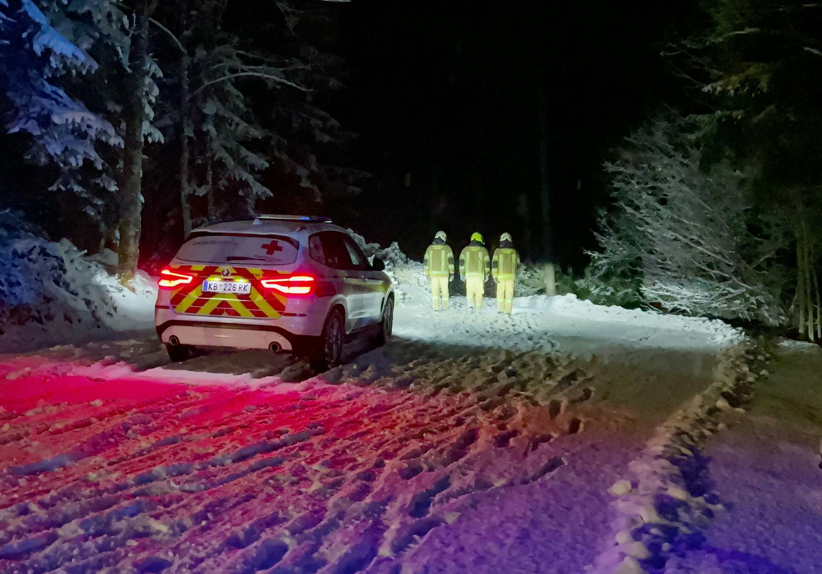 Aufgrund der schneebedeckten Fahrbahnverhältnissen rutschte das Fahrzeug bei einer Kehre über den linken Fahrbahnrand und kam circa 30 Meter im stark abschüssigen Gelände zum Stillstand.