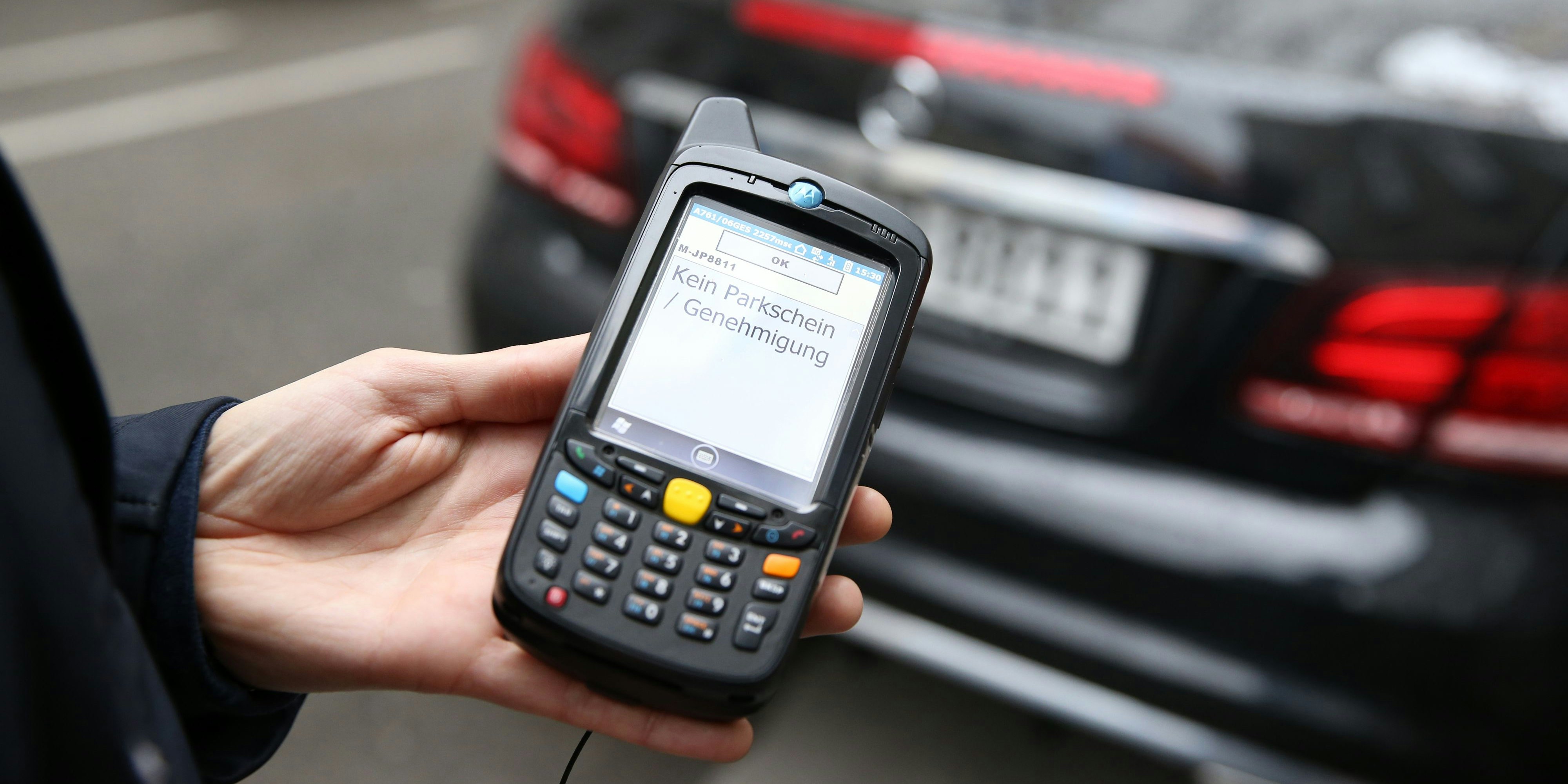 Durch mehrere Beschwerden kam man der Angestellten auf die Schliche. (Symbolbild)