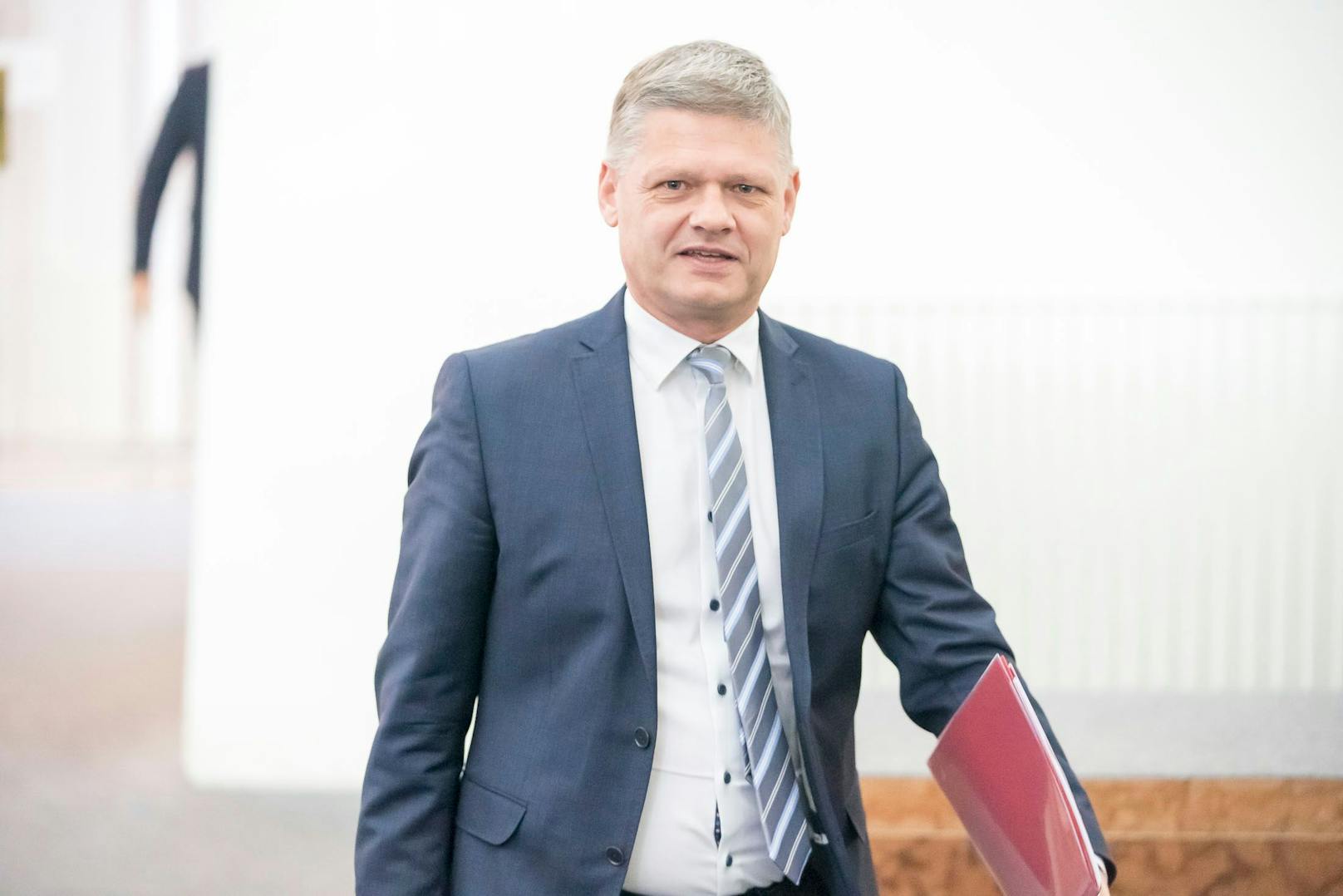 ÖVP-Fraktionsführer Andreas Hanger auf dem Weg zu einer Sitzung des U-Ausschusses am 30.11.2022.