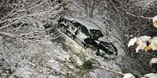 Autofahrer verliert auf Schnee-Straße die Kontrolle