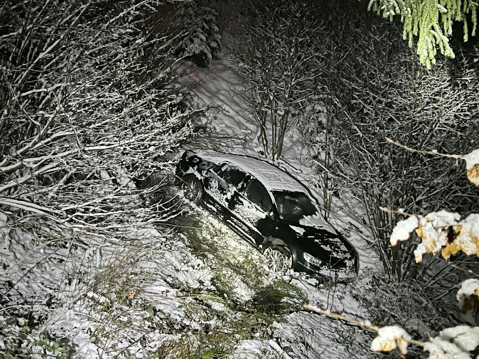 Autofahrer verliert auf Schnee-Straße die Kontrolle