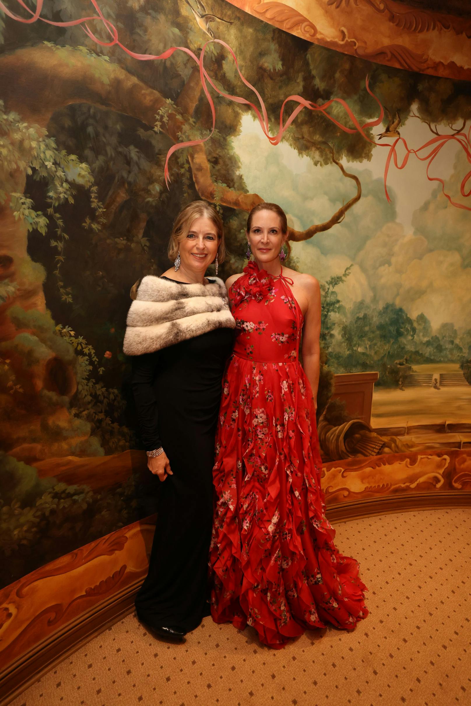 Dr. Gerda LAUNSKY-TIEFFENTHAL und Eva DICHAND (glänzte in einem Traum von Rot von Designerin Caroline Herrera)