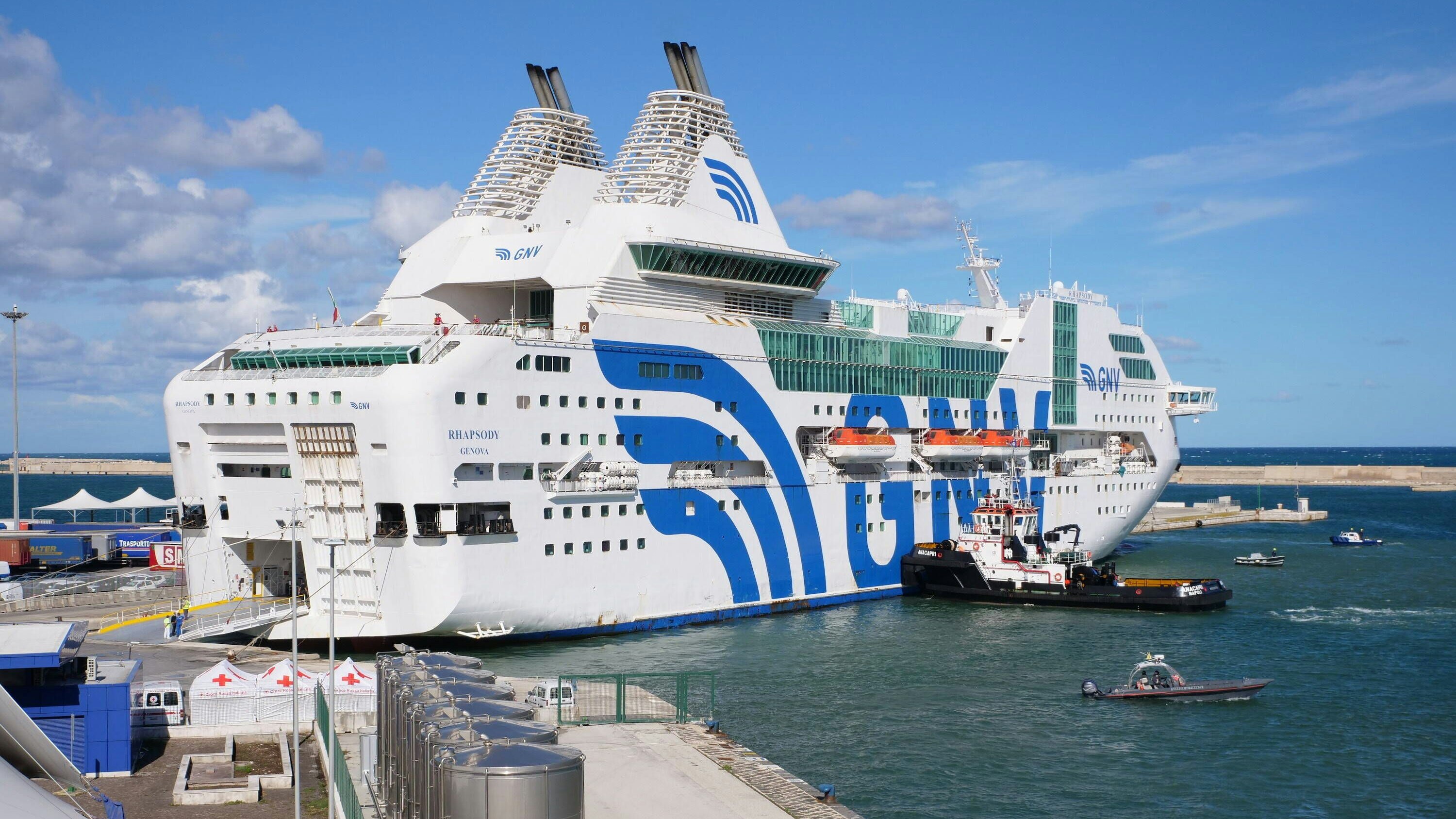  Port of Bari, landing of 500 migrants for the transfer hotspot with Covid-19 health checks Daniele Leuzzi/Fotogramma, Bari - 2020-10-08 p.s. la foto e utilizzabile nel rispetto del contesto in cui e stata scattata, e senza intento diffamatorio del decoro delle persone rappresentate PUBLICATIONxINxGERxAUTxONLY Copyright: xDanielexLeuzzix/xFOTOGRAMMAx
