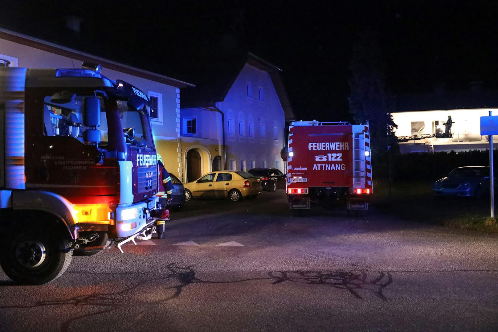 Zwei Feuerwehren waren in der Nacht auf Donnerstag bei einem Zimmerbrand in einem Einfamilienhaus in Attnang-Puchheim (Bezirk Vöcklabruck) im Einsatz.