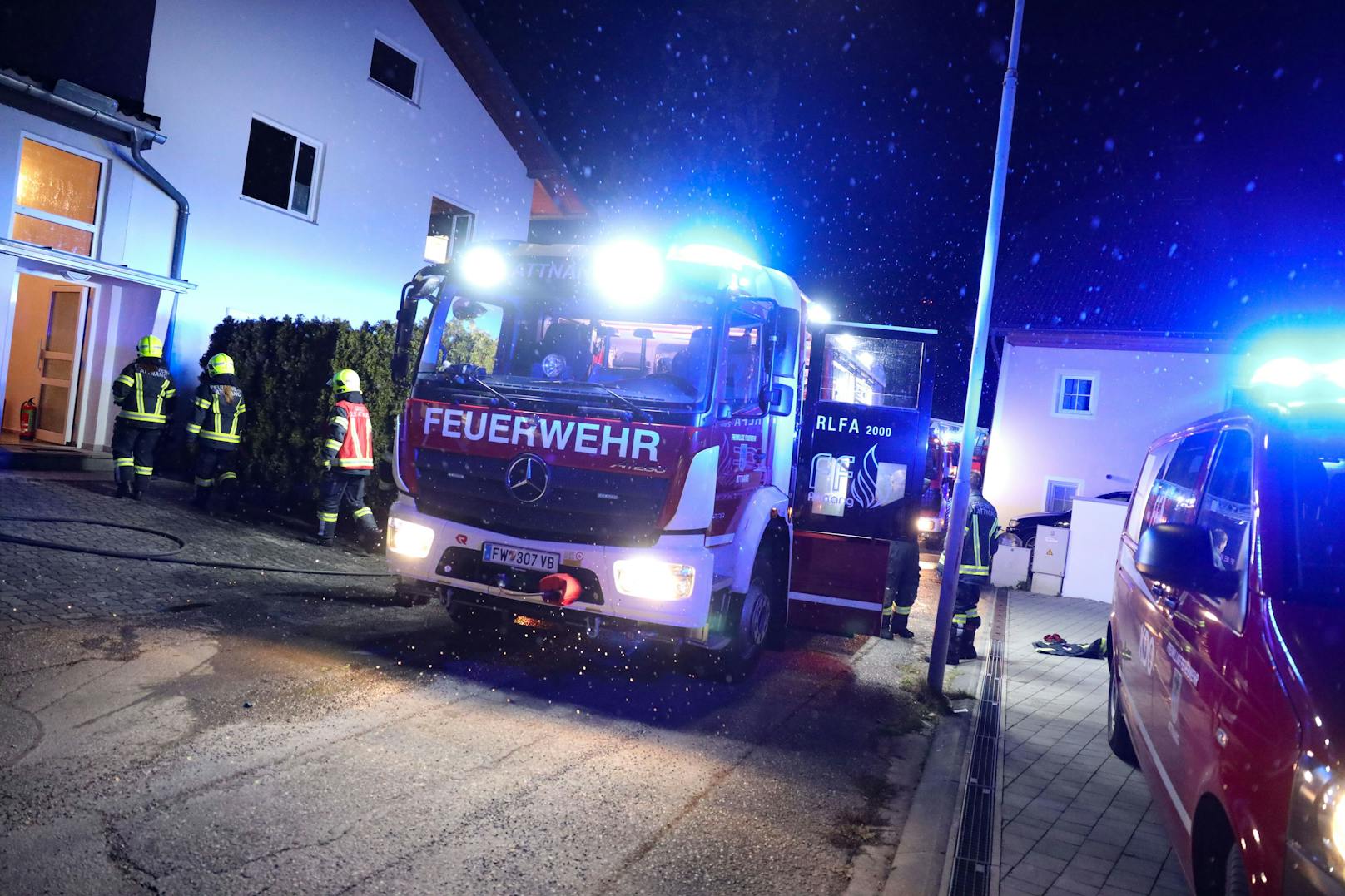 Zwei Feuerwehren waren in der Nacht auf Donnerstag bei einem Zimmerbrand in einem Einfamilienhaus in Attnang-Puchheim (Bezirk Vöcklabruck) im Einsatz.