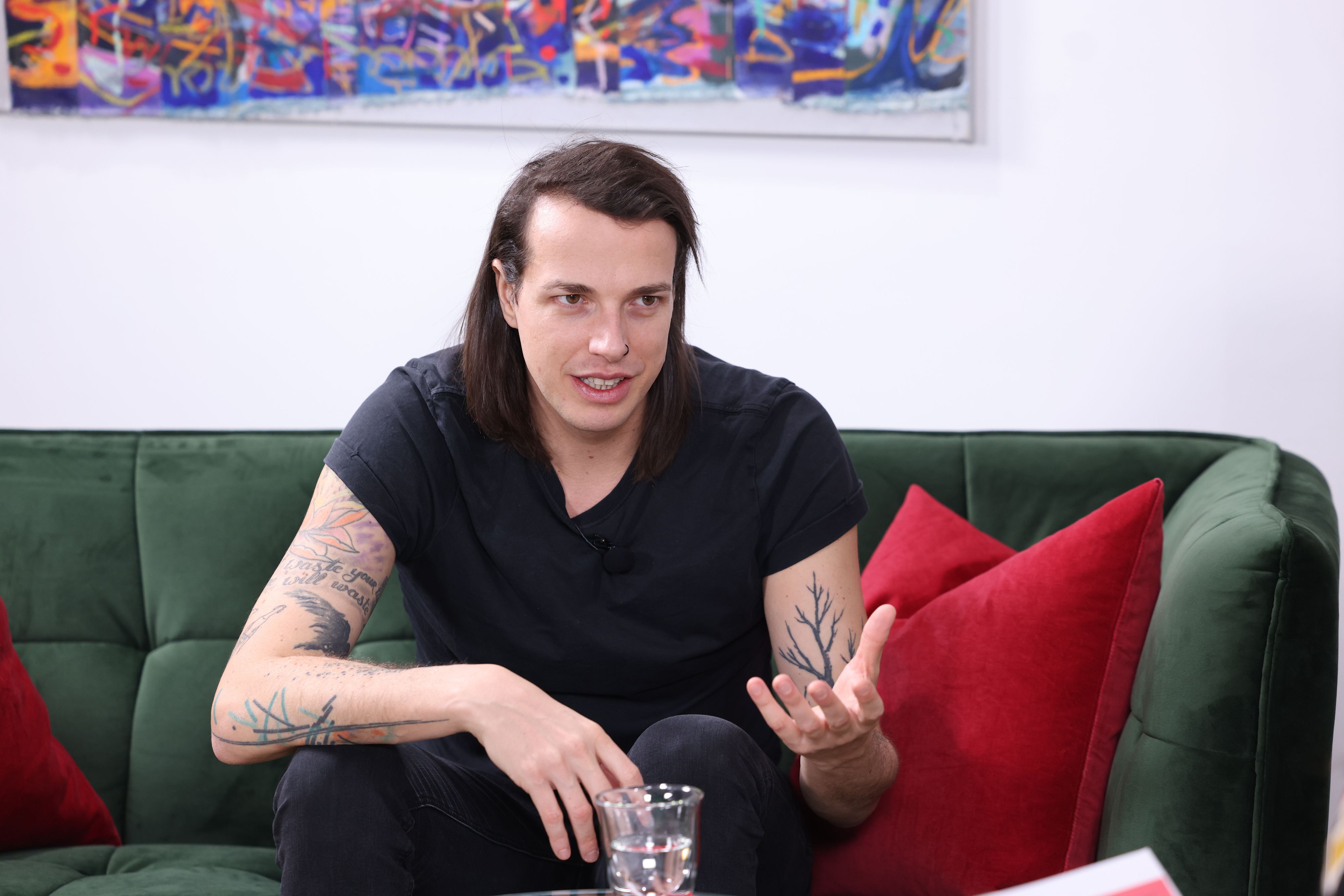 Als Marco Pogo ist Dominik Wlazny 2023 als Kabarettist und Musiker auf den Bühnen zu sehen 