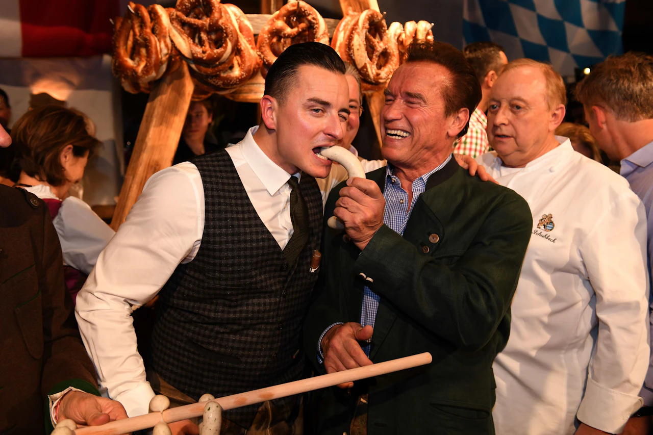 Heute.at - Weltneuheit! Schwarzenegger beißt in vegane Weißwurst