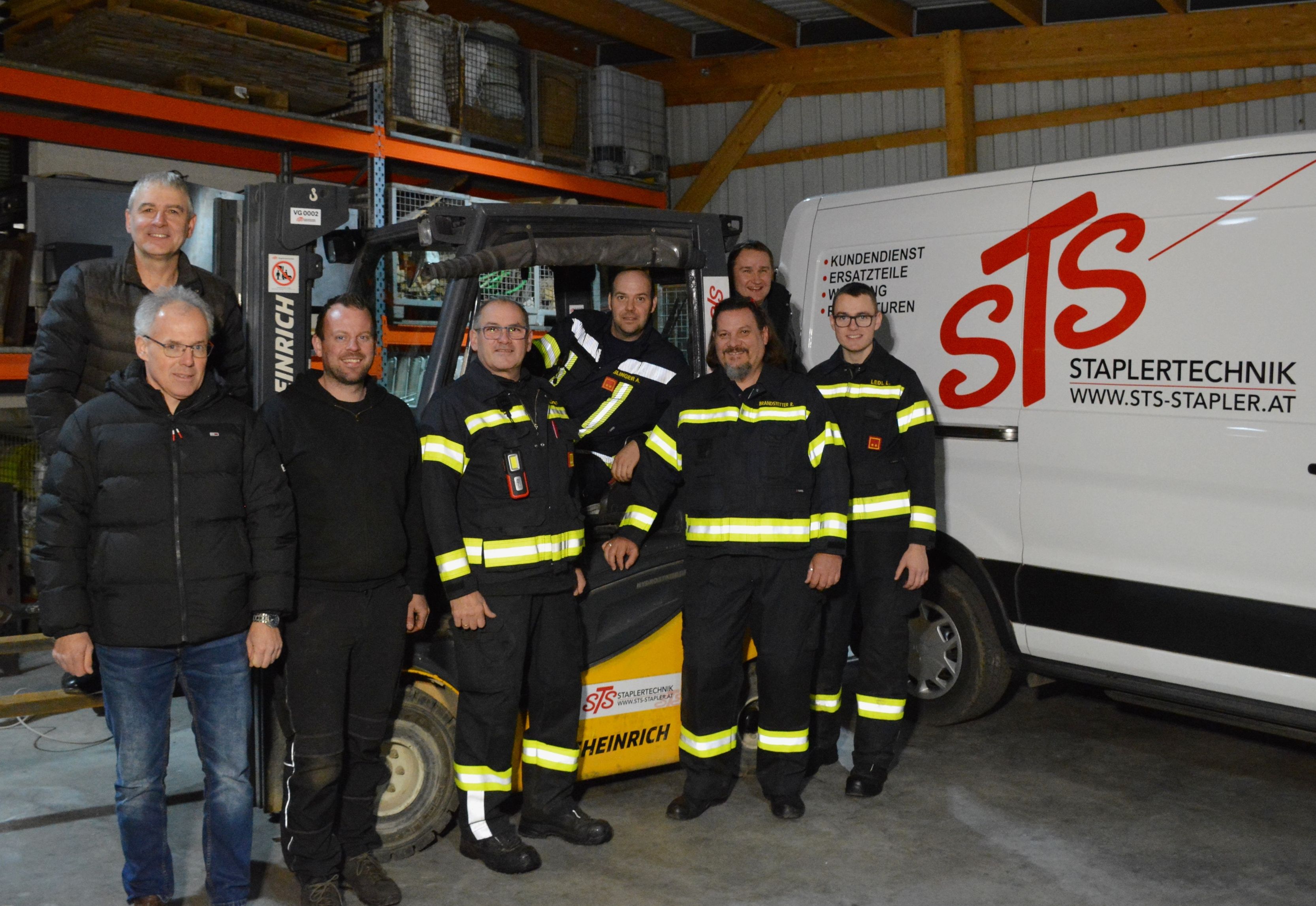 Obmann Markus Ledl (Dorferneuerung), Kassier Franz Schenkermayr (Dorferneuerung), GF Gerhard Moser von Staplertechnik Salzer, FF-Kommandant Friedrich Ellmer, Andreas Haslinger (FF Spielberg-Pielach) Roman Brandstetter (Verwalter der FF Spielberg-Pielach), Martin Gravogl (Techniker von STS) und Lukas Ledl (FF Spielberg-Pielach).