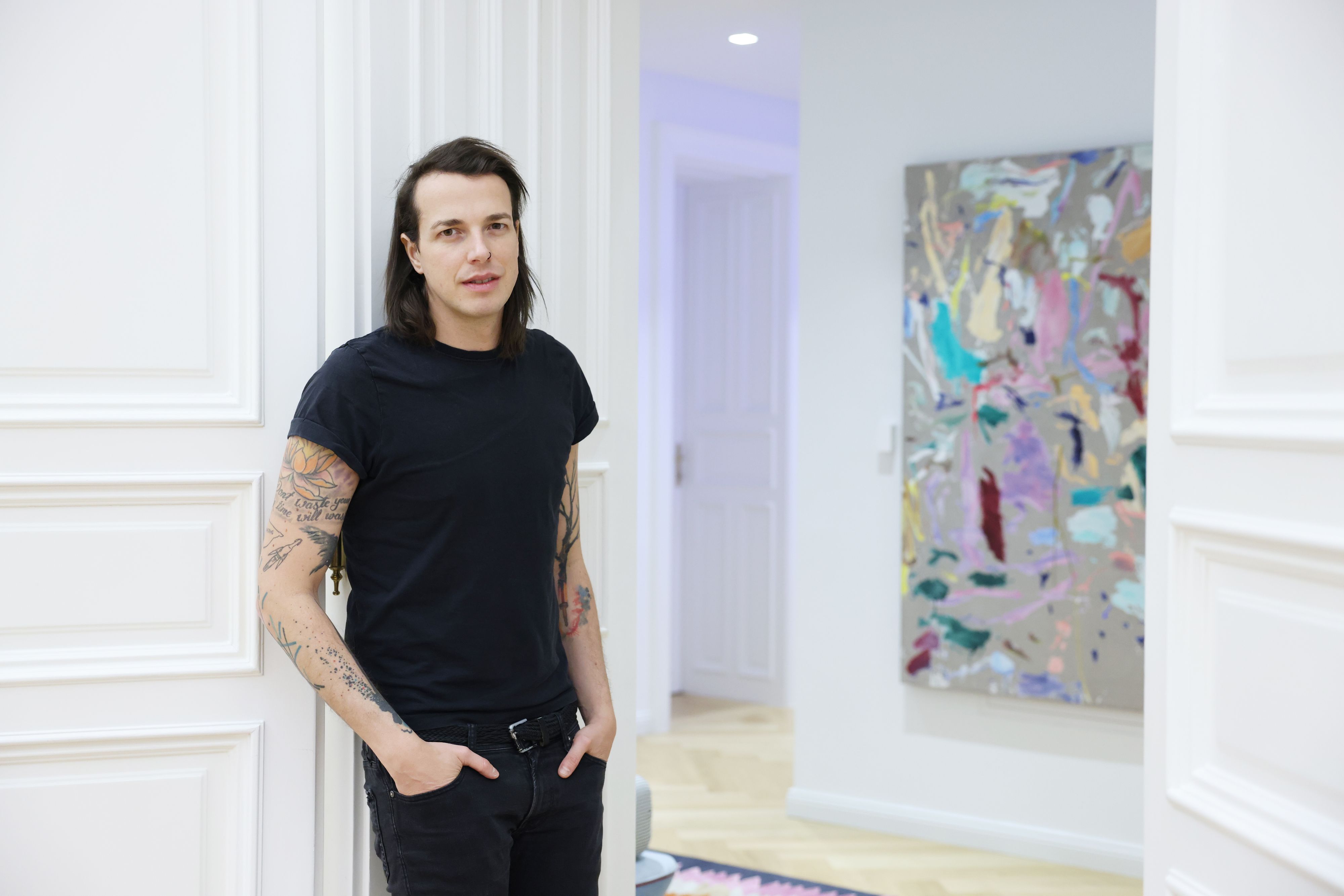 Marco Pogo spielt mit seiner Band 