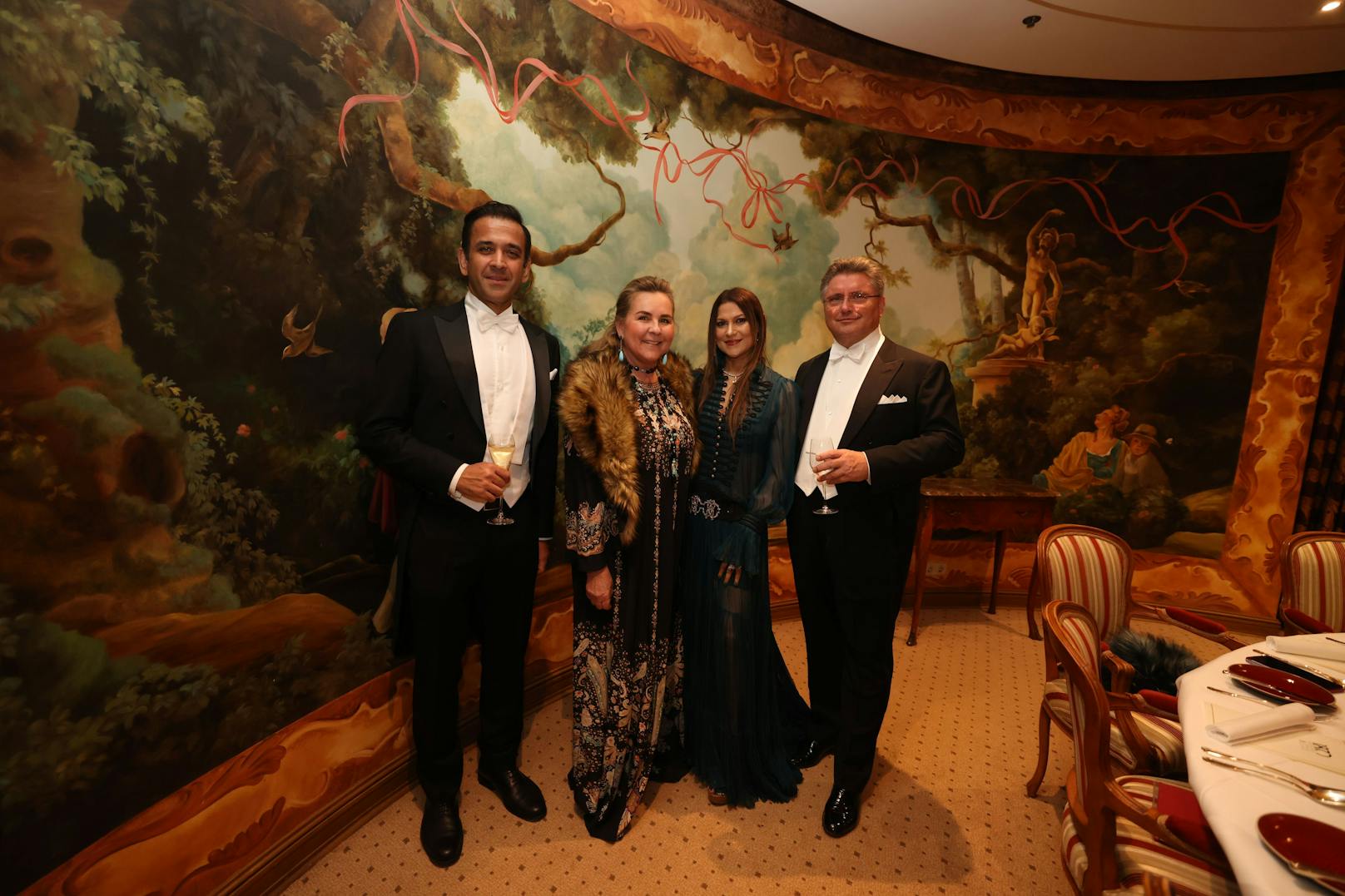 Botschafter Umej BATHIA (links, Ständiger Vertreter der Republik Singapur bei den Vereinten Nationen) und Ehefrau Shireen BATHIA (2.v.r.) mit PORR-CEO Karl Heinz STRAUSS (rechts) und Gattin Carolin STRAUSS-FUNDER (2.v.l.)&nbsp;
