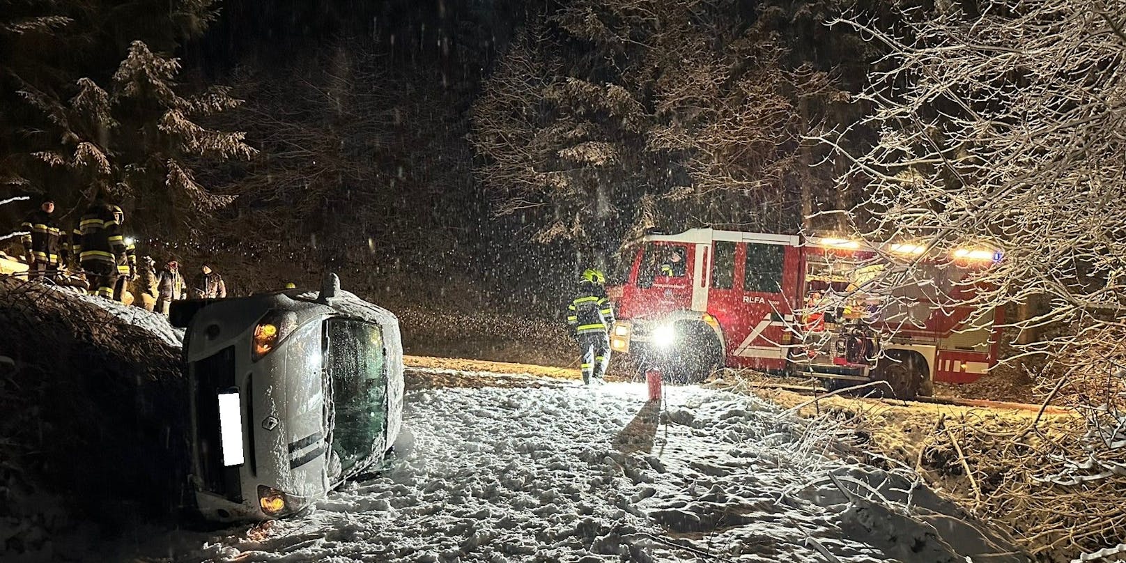 Feuerwehr und Energieversorger sind am Donnerstag im Dauereinsatz. (Archivbild von Montag)