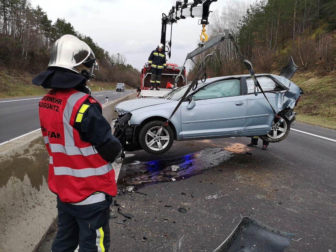 Die Freiwillige Feuerwehr Gloggnitz Stadt bei der Bergung des verunfallten Autos.&nbsp;