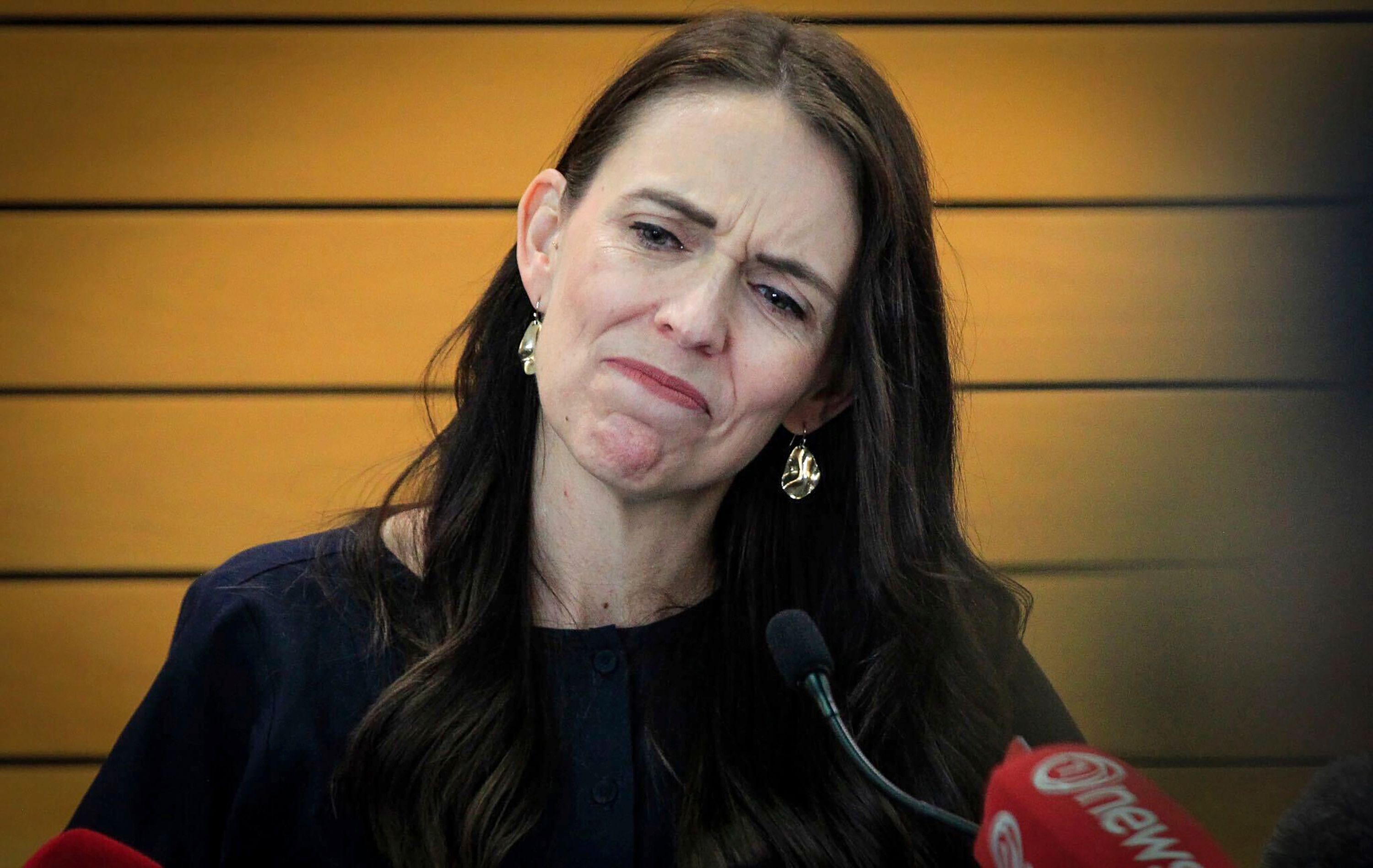 Tränenreicher Abschied: Neuseelands Ministerpräsidentin Jacinda Ardern gibt den Rücktritt bekannt.